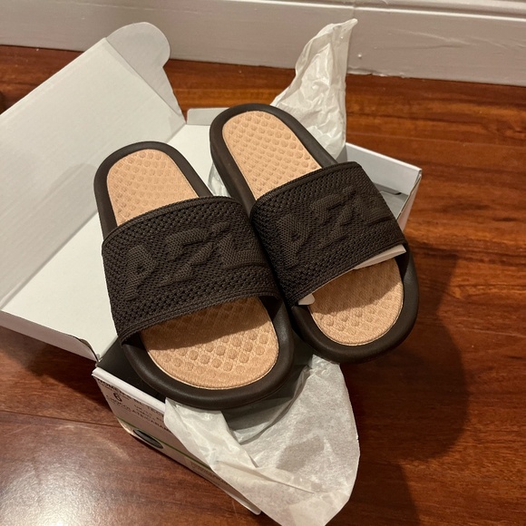 APL Women's Big Logo Techloom Slide Chocolate/ Caramel  Size 6 - Picture 3 of 3